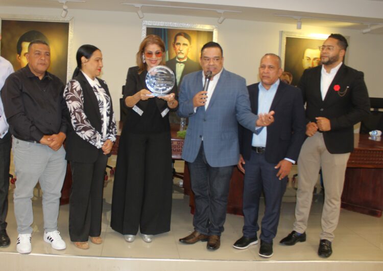 Oficina Nacional de Derecho de Autor (ONDA) Reconoce a Olga Lara