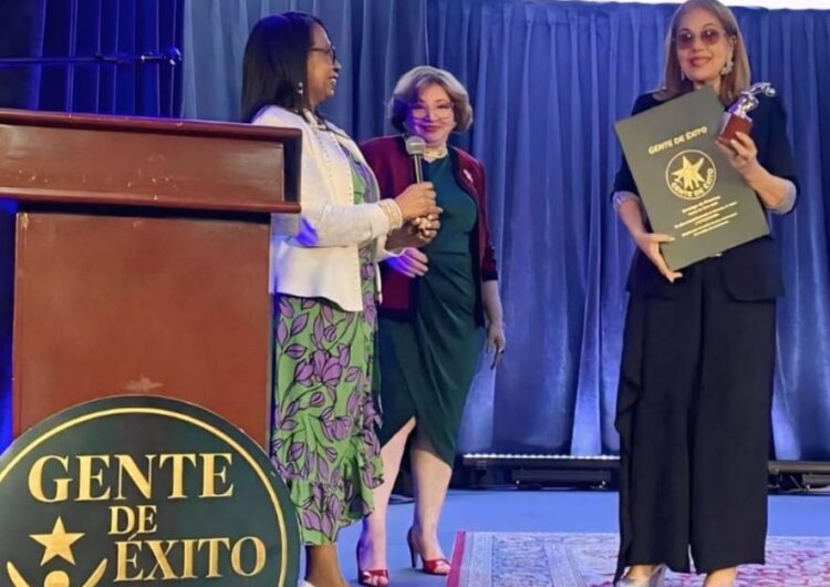 Premios Gente de Éxito 2025 exalta el legado artístico de Olga Lara.