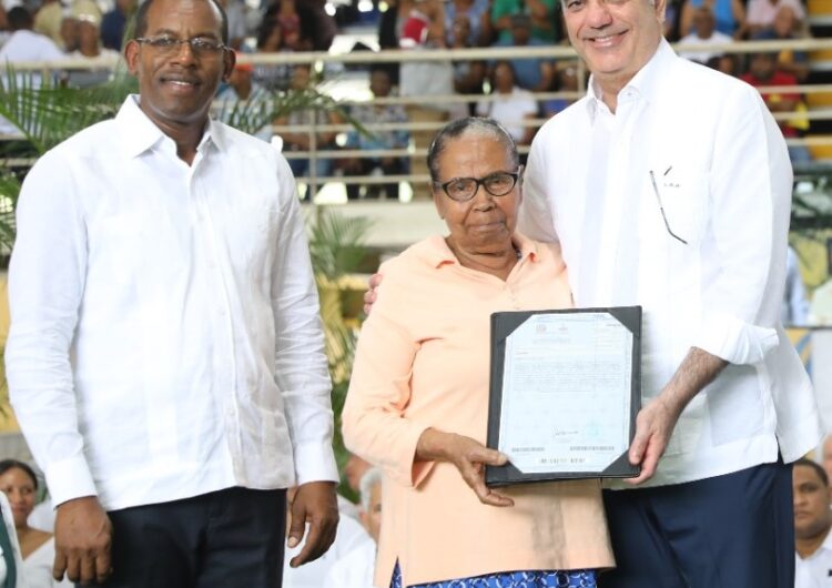 Presidente Luis  Abinader entrega 1,305 títulos de propiedad y afirma que “hoy se hace justicia social” en el sector de Pueblo Nuevo