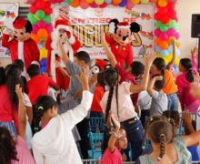 Shanerlyn Fernández entrega cientos de  juguetes a niños de El Quemado, La Vega