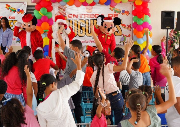 Shanerlyn Fernández entrega cientos de  juguetes a niños de El Quemado, La Vega