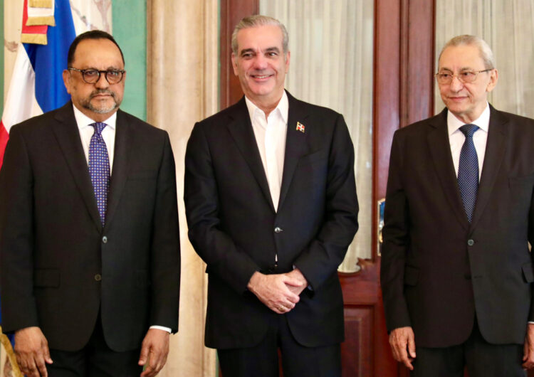 Presidente Luis Abinader juramenta a Antoliano Peralta como ministro de Justicia y a Jorge Subero Isa como consultor jurídico