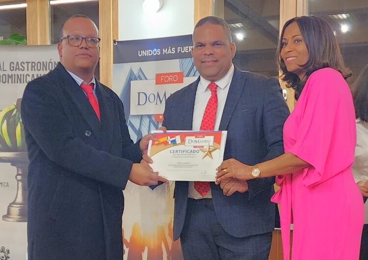 Foro DoMadrid reconoce en España a Moisés González por su trayectoria periodística