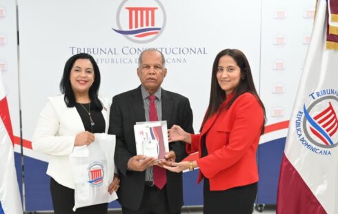 Estudiantes de la carrera de  Derecho de Utesur visitan Tribunal Constitucional