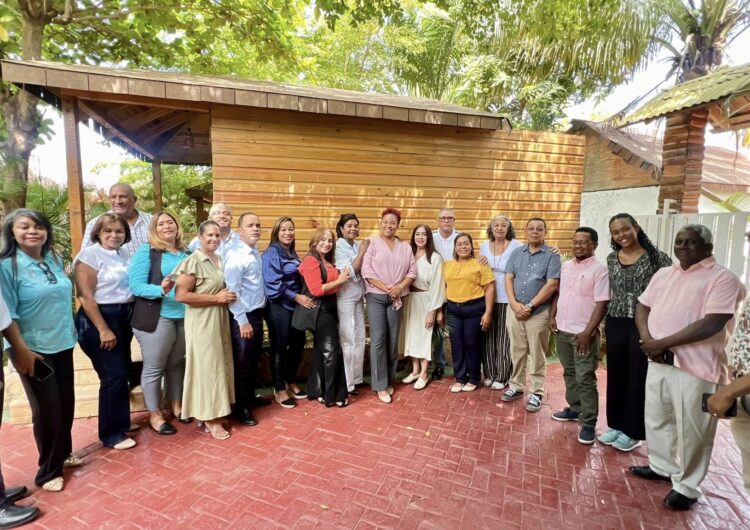 Autoridades de Pedernales participan en la reunión de coordinación del VIII Festival Literario Sur
