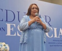 María Estela Minyetty Báez presenta su libro “Educar con Esencia” en  Azua