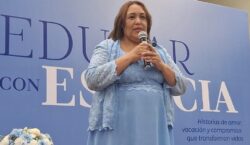 María Estela Minyetty Báez presenta su libro “Educar con Esencia” en  Azua