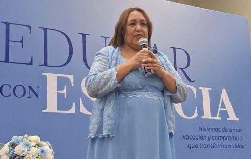 María Estela Minyetty Báez presenta su libro “Educar con Esencia” en  Azua