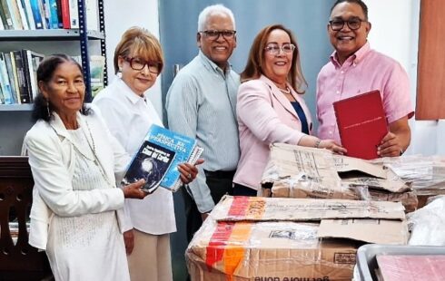 Utesur recibe importante donación bibliográfica del Dr. Rafael Méndez Tejeda