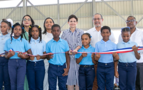 Vicepresidenta Raquel Peña entrega techado de la Escuela Javier Antonio Castillo Pérez, en Azua