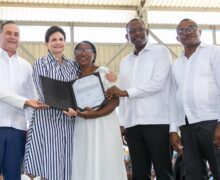 Gobierno entrega 450 títulos de propiedad en Guayacanal de Azua