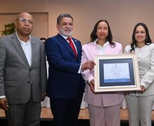 Nancy Familia y El Mesón Suizo reciben el Premio a la Excelencia Juan Pablo Duarte otorgado por la FDC 