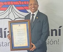 El azuano Ángel Darío Tejeda Fabal recibe un reconocimiento del Ayuntamiento de Baní por su trayectoria y logros como fiscal titular de Peravia